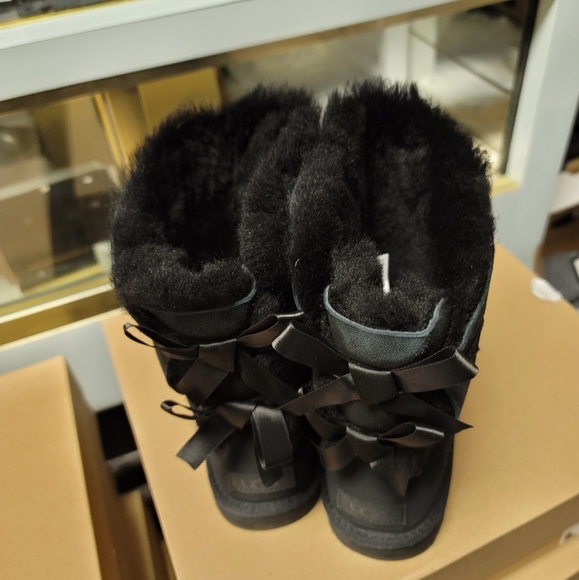 🎁UGG Bailey Bow II Velvet Ribbon Suede/ Sheepskin BOOTS without box - Picture 1 of 6